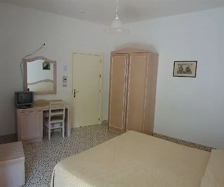 Отель Candia 3*